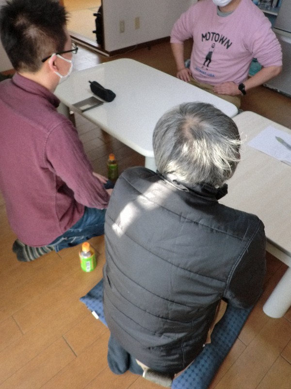 障害者の短期入所施設でのワンオペ夜勤中に亡くなった男性の父親(手前右)。施設の代表らとともに取材に応じ、息子への思いなどを静かに語った=名古屋市内で2021年12月21日午後1時34分、加藤沙波撮影