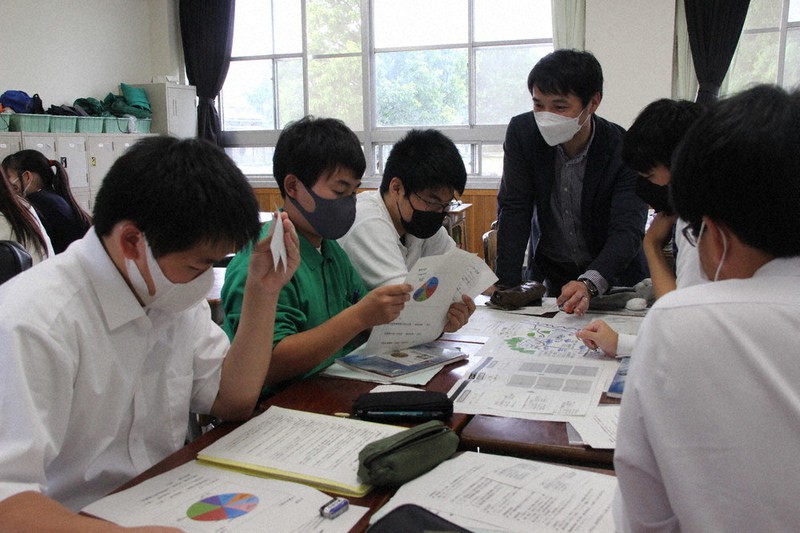 どの事業を削減するか頭を悩ませる生徒らと、講師を務めた和田大志さん(右から3人目)=さいたま市で2022年6月9日午前11時31分、岡礼子撮影