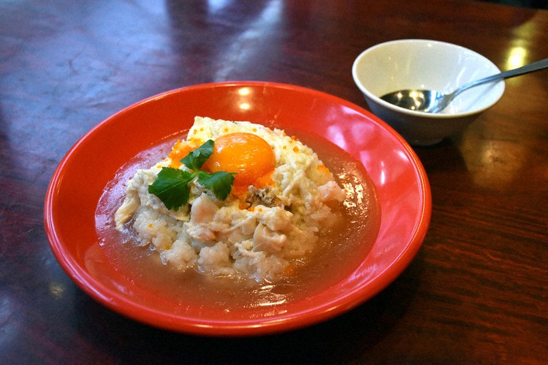 地域の学生らと共同で開発した「白い天津飯」=奈良市で、吉川雄飛撮影