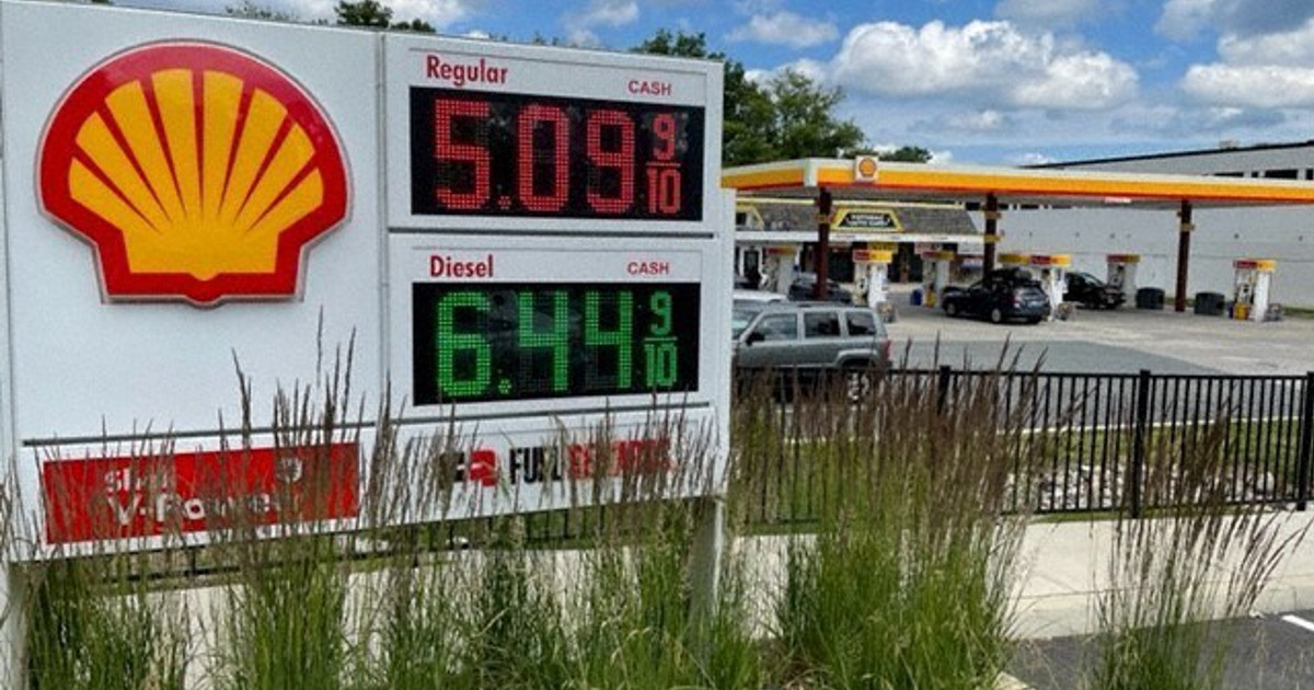 景気過熱 記録的インフレ 米国 必需品半年前の倍 供給不足でガソリン 中古車高騰 毎日新聞