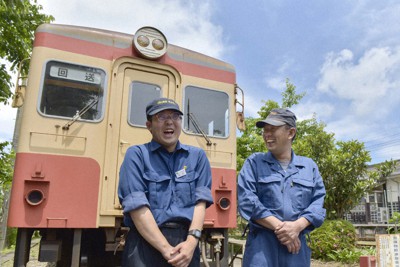 車両の前に立つ新入社員の松木さん（左）と、運輸課長の影山忍さん（48）。久しぶりの若い社員の入社に「しっかり動いてくれますんで、ちょっと安心してます」と笑う＝大多喜町で2022年5月25日