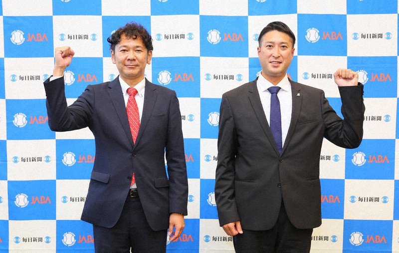 組み合わせ抽選を終え、記念撮影に臨むJFE西日本の山下敬之監督(左)とロキテクノ富山の藤田太陽監督=東京都千代田区で2022年6月17日午後2時53分、長谷川直亮撮影