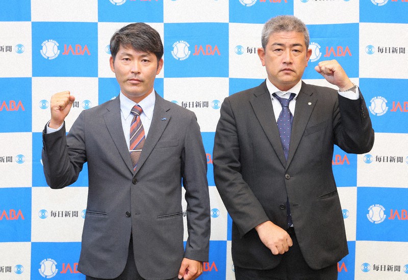 組み合わせ抽選を終え、記念撮影に臨むJR西日本の田村亮監督(左)と四国銀行の中川毅監督=東京都千代田区で2022年6月17日午後3時12分、長谷川直亮撮影