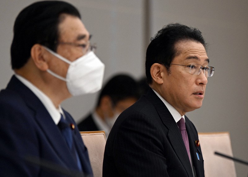 新型コロナウイルス感染症対策本部の会合で発言する岸田文雄首相(右)。左は後藤茂之厚生労働相=首相官邸で2022年6月17日午前8時10分、竹内幹撮影