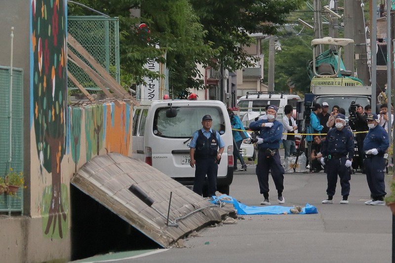 大阪北部地震4年、女児死亡の小学校で黙とう ブロック塀撤去進む [写真特集1/2] 毎日新聞