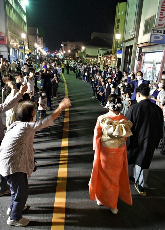 日本一の長さに挑戦したライスシャワーの列=埼玉県秩父市で2022年6月18日午後7時55分、山田研撮影