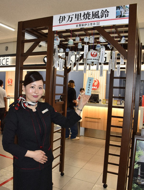 涼しげな音色 旅行客癒やす 伊万里焼風鈴お目見え 福岡空港国内線1階の日航近く 佐賀 毎日新聞
