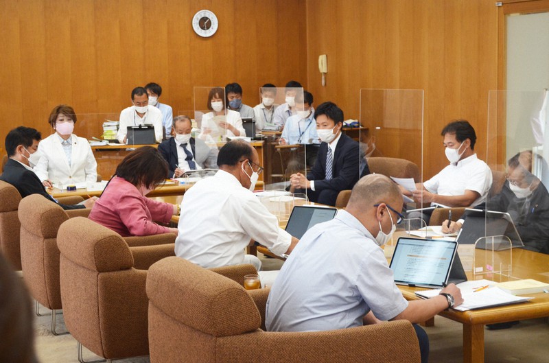 会派代表者会で政務活動費について説明する光本圭佑市議(奥の右から3人目)=兵庫県尼崎市議会で2022年6月14日午後1時39分、亀田早苗撮影