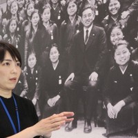 来館者に説明する仲田晃子さん＝2022年3月8日、嬉野京子さん撮影