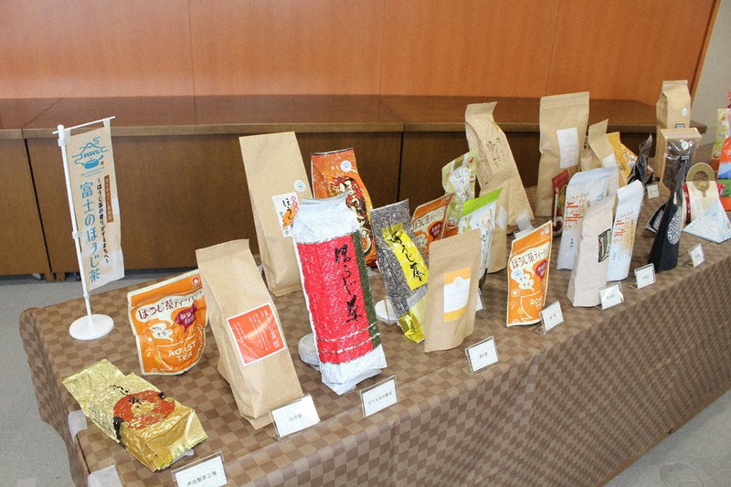 「富士のほうじ茶」に認定された商品=静岡県富士市役所で2022年6月8日、石川宏撮影