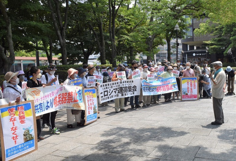 原爆ドーム前で、核兵器廃絶を訴える県原爆被害者団体協議会の佐久間邦彦理事長(右)=広島市中区で、根本佳奈撮影