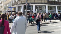 ポーランドの首都ワルシャワのウクライナ支援センター前に集まるウクライナの避難民＝2022年5月7日、ジェトロ・ワルシャワ事務所撮影