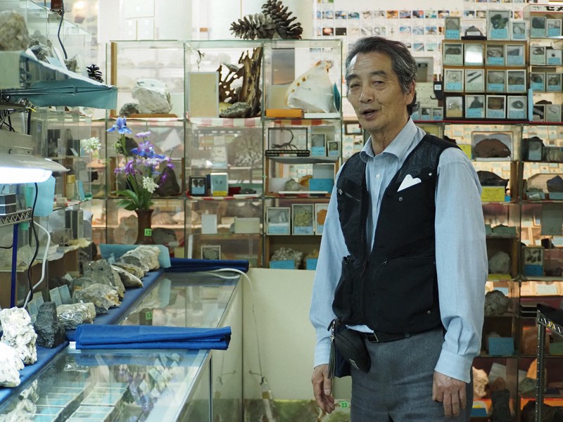 博物館職員さんに見ていただいた鉱石！！是非、欲しいと、いうお方にお譲りいたします 大地の恵みに触れて 鉱物収集60年、魅力伝える「石の博物館」 | 毎日新聞