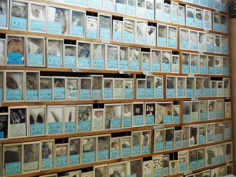大地の恵みに触れて 鉱物収集60年、魅力伝える「石の博物館」 | 毎日新聞