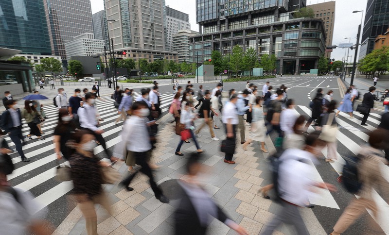 マスク姿で通勤する人たち。新型コロナウイルス流行後の日常の風景だ=東京都千代田区で2021年6月21日午前8時18分、長谷川直亮撮影