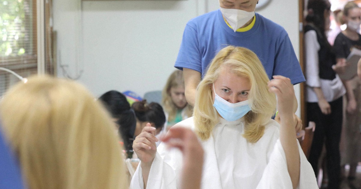 Ukrainian evacuees assemble in Tokyo, get free haircuts, snacks