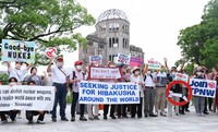 People call for the abolition of nuclear weapons in front of the Atomic Bomb Dome in Hiroshima on June 19, 2022. (Mainichi/Daiki Takikawa)