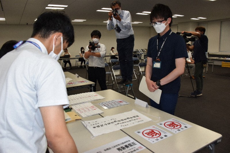 立候補届け出の手順を確認する県選管の職員ら＝甲府市で2022年6月21日、田中韻撮影