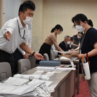 選挙の「七つ道具」の交付の手順を確認する滋賀県選管の職員＝同県庁で、菅健吾撮影
