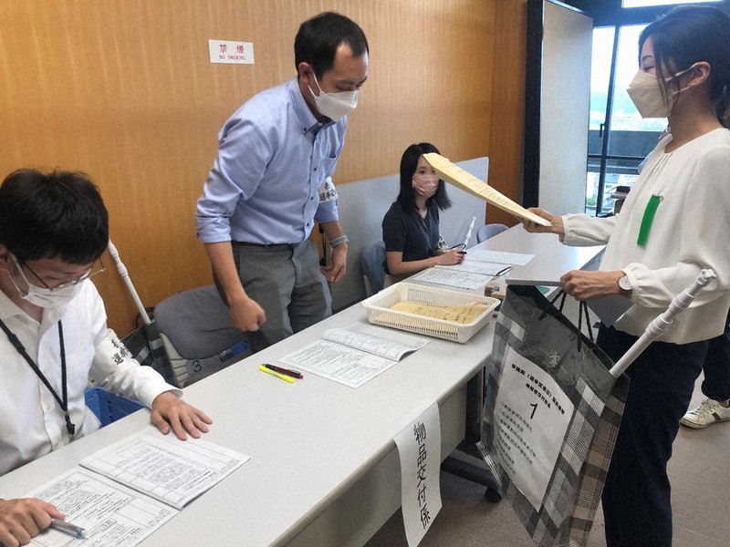 奈良県選管の届け出受け付けリハーサルで「七つ道具」を渡す手順などを確認する職員ら＝同県庁で、久保聡撮影