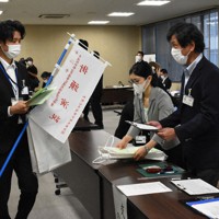 受け付けのリハーサルをする職員ら＝和歌山市で、山口智撮影