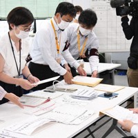 立候補受け付けの手順を確認する鳥取・島根合区選管の職員たち＝松江市殿町の島根県庁で、目野創撮影