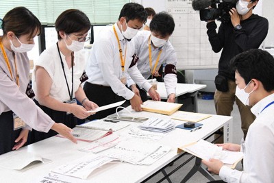 立候補受け付けの手順を確認する鳥取・島根合区選管の職員たち＝松江市殿町の島根県庁で、目野創撮影
