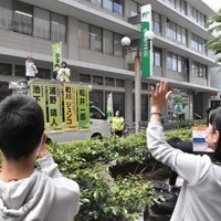 高松三越前の選挙カー（左奥）の上で、マイクを握る参院選立候補予定者の町川順子氏（右）と聴衆に手を振る日本維新の会の松井一郎代表（左）＝高松市内町で2022年5月14日、西本紗保美撮影