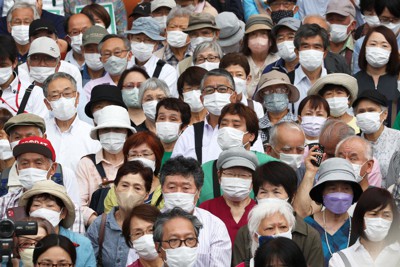 参院選が公示され、候補者らの演説を聞く有権者ら＝東京都新宿区で2022年6月22日午前10時半、小出洋平撮影