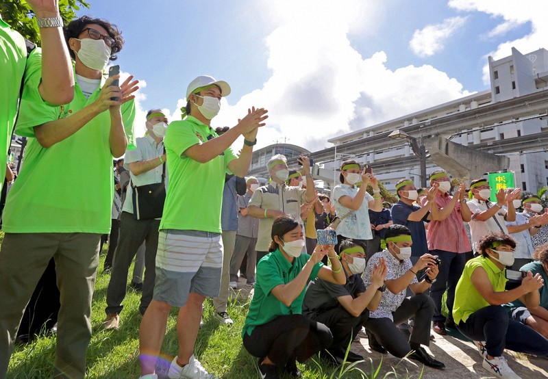 参院選が公示され、候補者らの演説に拍手を送る人たち=那覇市で2022年6月22日、喜屋武真之介撮影