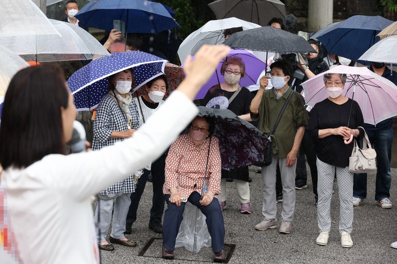 有権者に支持を訴える女性候補(左)=愛知県犬山市で2022年6月22日午前10時14分、兵藤公治撮影(画像の一部を加工しています)