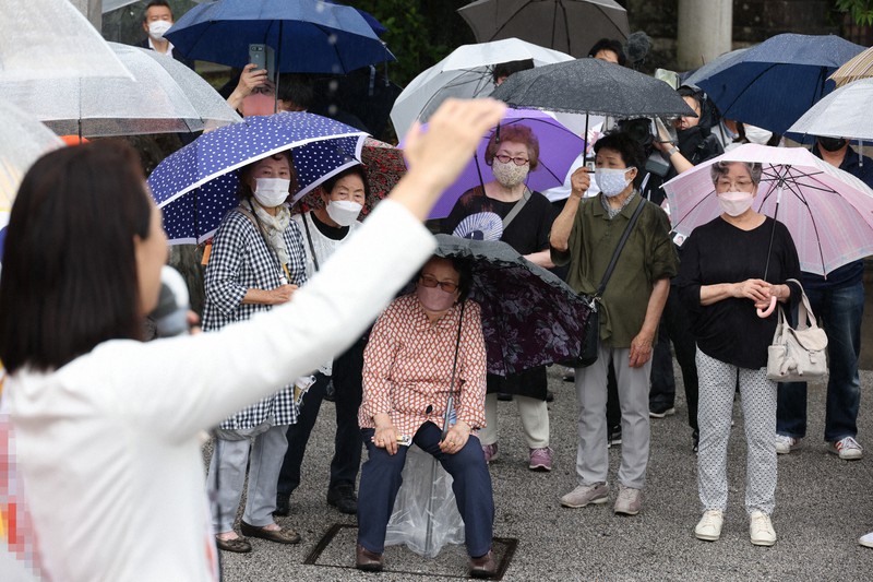 有権者に支持を訴える女性候補（左）＝愛知県犬山市で2022年6月22日午前10時14分、兵藤公治撮影（画像の一部を加工しています）