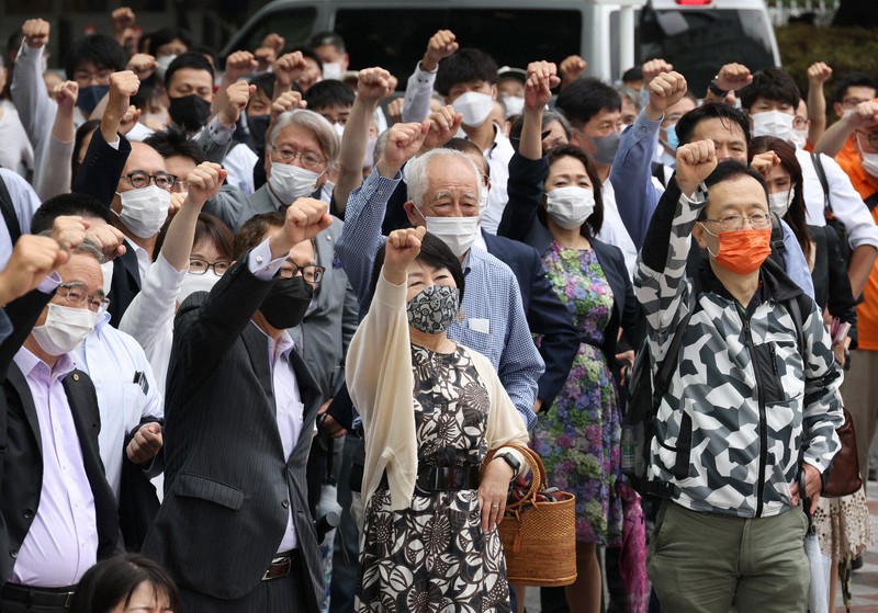 候補者の街頭演説に集まり、気勢を上げる支持者ら=名古屋市内で2022年6月22日午後0時32分、兵藤公治撮影