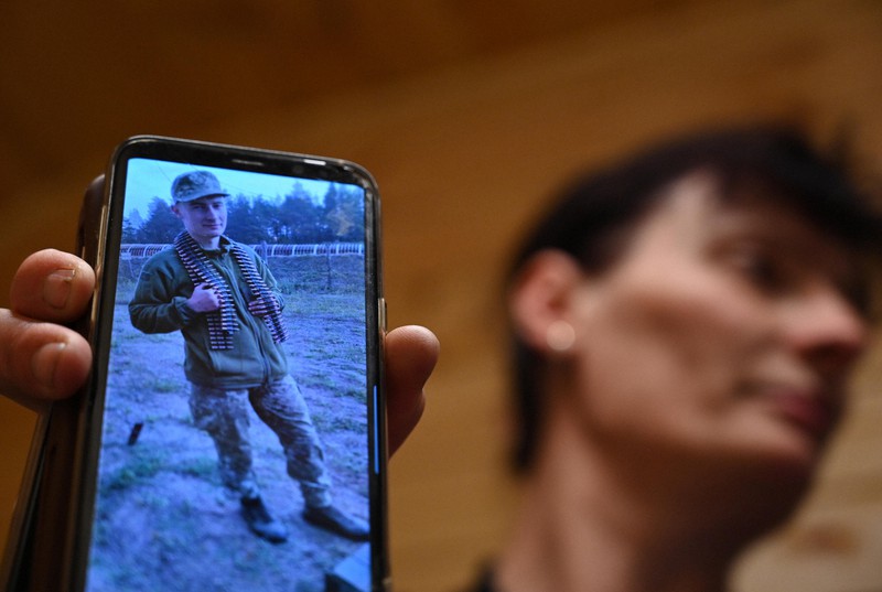 生前の長男ビタリーさんの写真が収められたスマートフォンを示すアナ・ボルギリビッチさん=ショルダネシュティで2022年6月11日、山田尚弘撮影