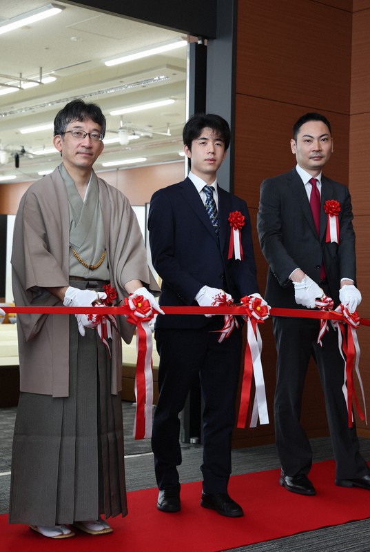新設された名古屋将棋対局場の開場セレモニーでテープカットする（左から）日本将棋連盟の佐藤康光会長、藤井聡太王将、佐々木慎七段＝名古屋市中村区のミッドランドスクエアで2022年6月22日午前9時31分、猪飼健史撮影
