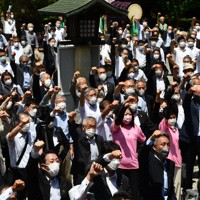 出陣式で「ガンバロー」と拳を突き上げる人々＝金沢市内で2022年6月22日午前10時52分、深尾昭寛撮影
