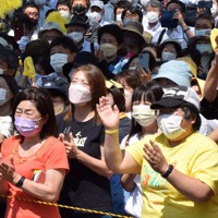 候補者の街頭演説を聴く有権者＝長野市で2022年6月22日、去石信一撮影