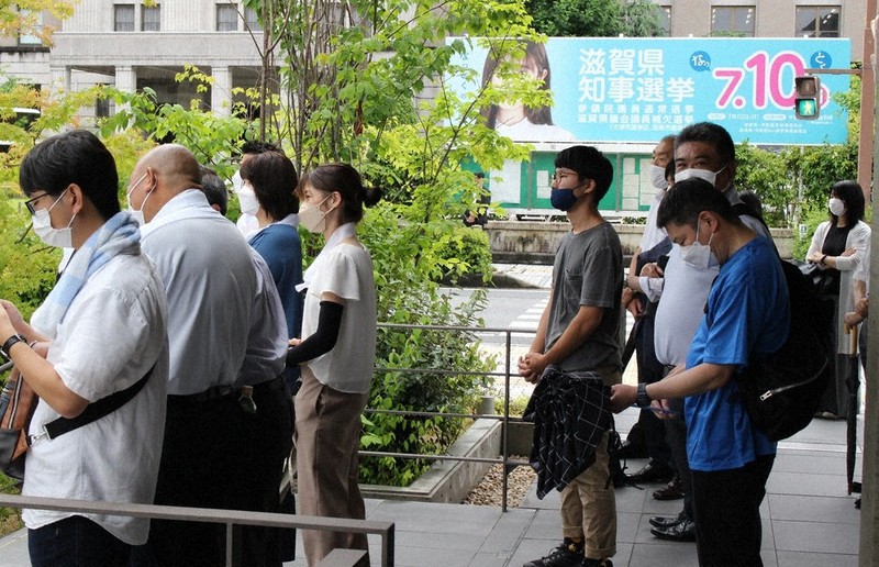 参院選滋賀選挙区の候補者の演説を聴く人たち=同県庁前で、庭田学撮影