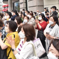 候補者の演説に耳を傾ける有権者ら＝神戸市中央区で、村田愛撮影