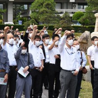 選挙戦が始まり、気勢を上げる支持者たち＝松江市で、目野創撮影