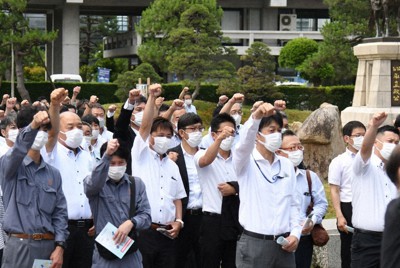選挙戦が始まり、気勢を上げる支持者たち＝松江市で、目野創撮影