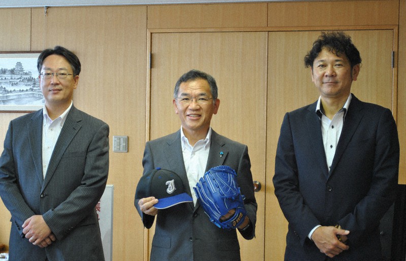 枝広直幹市長(中央)に都市対抗出場を報告したJFE西日本の山下敬之監督(右)と島本貴洋野球部長(左)=広島県福山市役所で、関東晋慈撮影