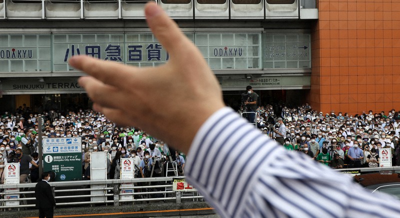 参院選が公示され、候補者らの演説を聞く有権者ら=東京都新宿区で2022年6月22日午前10時32分、小出洋平撮影