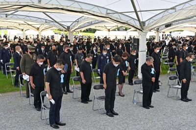 沖縄全戦没者追悼式で黙とうする参列者＝沖縄県糸満市の平和祈念公園で2022年6月23日正午、平川義之撮影