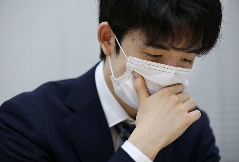 佐藤康光九段に勝ち、対局を振り返る藤井聡太王将＝名古屋市中村区のミッドランドスクエアで2022年6月23日午前0時24分、猪飼健史撮影