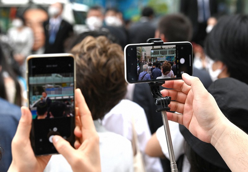 参院選が公示され、立候補者の演説にスマートフォンのカメラを向ける有権者=福岡市中央区で2022年6月22日、徳野仁子撮影