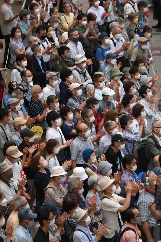 参院選が公示され、候補者らの演説を聞く人たち=大阪市北区で2022年6月22日、久保玲撮影