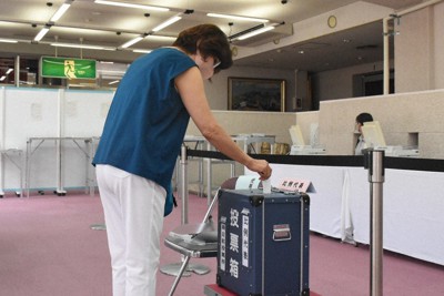 期日前投票で1票を投じる有権者＝福井県勝山市の同市民会館で、大原翔撮影