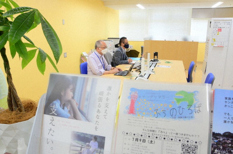 神戸市が設置したヤングケアラーの相談窓口で電話を受ける職員ら=神戸市中央区で、巽賢司撮影