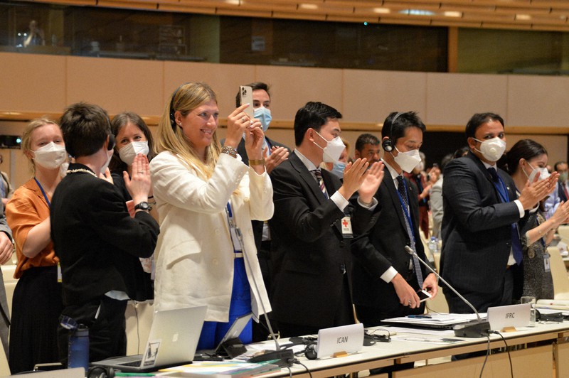核兵器禁止条約第1回締約国会議が閉幕し、拍手を送る国際NGO「核兵器廃絶国際キャンペーン」(ICAN)のメンバーら=ウィーンで2022年6月23日、隅俊之撮影